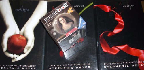 Twilight Saga (Set of 3 Books Plus Puzzle Ball)- Twilight, New Moon, Eclipse