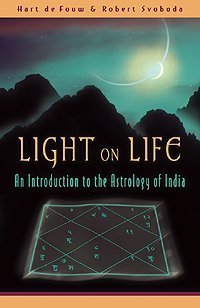 Light on Life: An Introduction to the Astrology of India by de Fouw, Hart, Svoboda, Dr. Robert (2003) Paperback