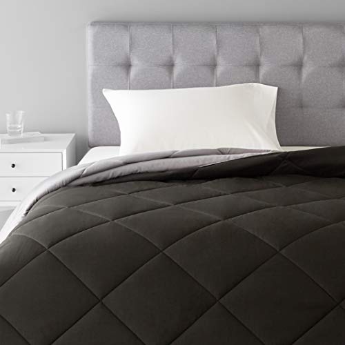 Book Cover Amazon Basics Reversible Microfiber Comforter Blanket - Twin/Twin XL, Black/Gray