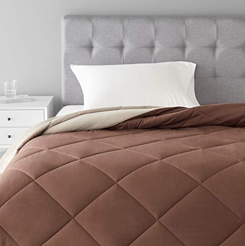 Book Cover Amazon Basics Reversible Microfiber Comforter Blanket - Twin / Twin XL, Chocolate / Khaki