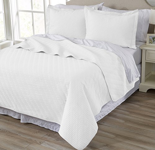 Book Cover 3-Piece All Season Quilt Set. King Size Quilt with 2 Shams. Soft Microfiber Bedspread and Coverlet. Emerson Collection (White)