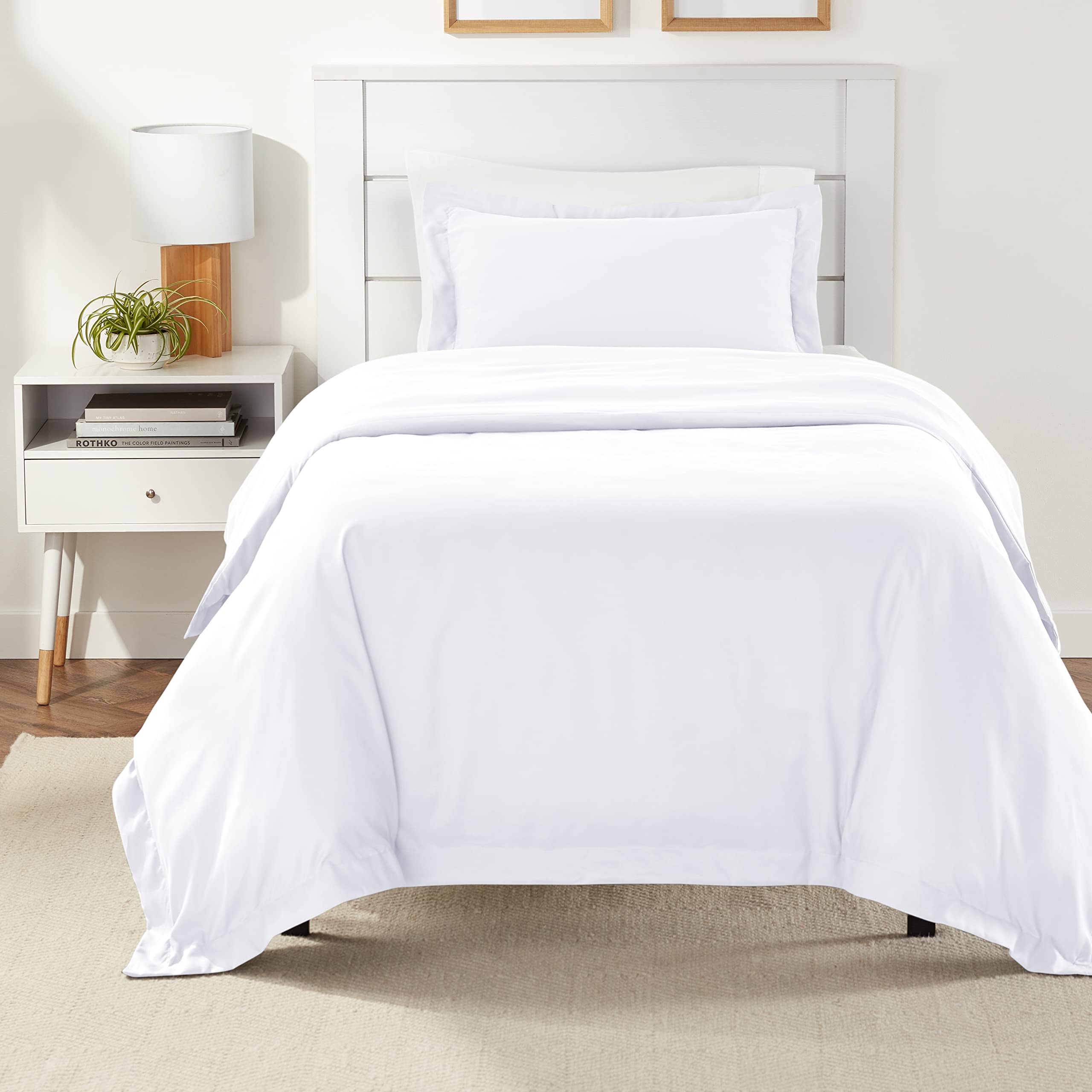Amazon Basics Lightweight Microfiber 2 Piece Duvet Cover Set with Zipper Closure, Twin/Twin XL, Bright White, Solid Bright White Twin/Twin XL Zipper