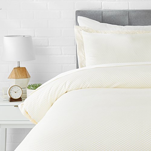 Book Cover Amazon Basics Light-Weight Microfiber Duvet Cover Set with Snap Buttons - Twin/Twin XL, Yellow Scallop