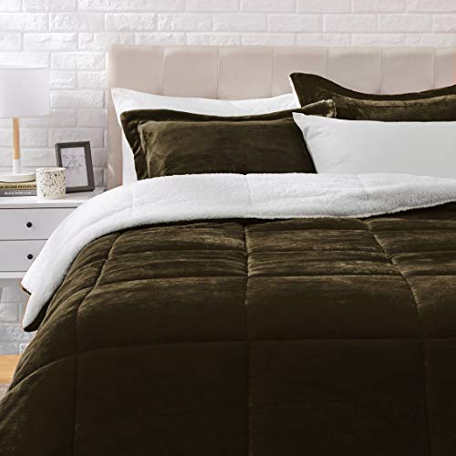 Book Cover Amazon Basics Ultra-Soft Micromink Sherpa Comforter Bed Set - Chocolate, King