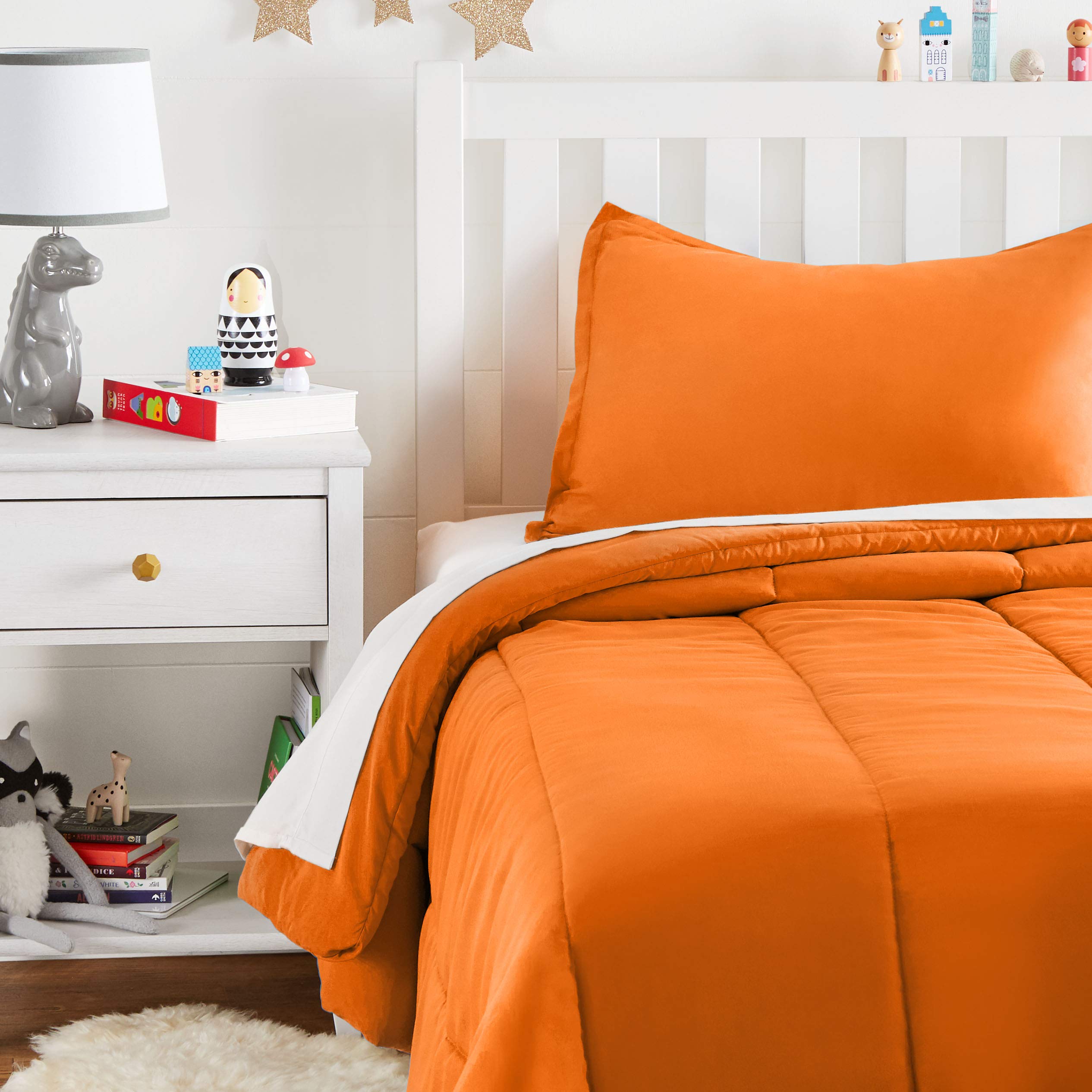 Book Cover Amazon Basics Easy-Wash Microfiber Kid's Comforter and Pillow Sham Set - Twin, Bright Orange Bright Orange Twin
