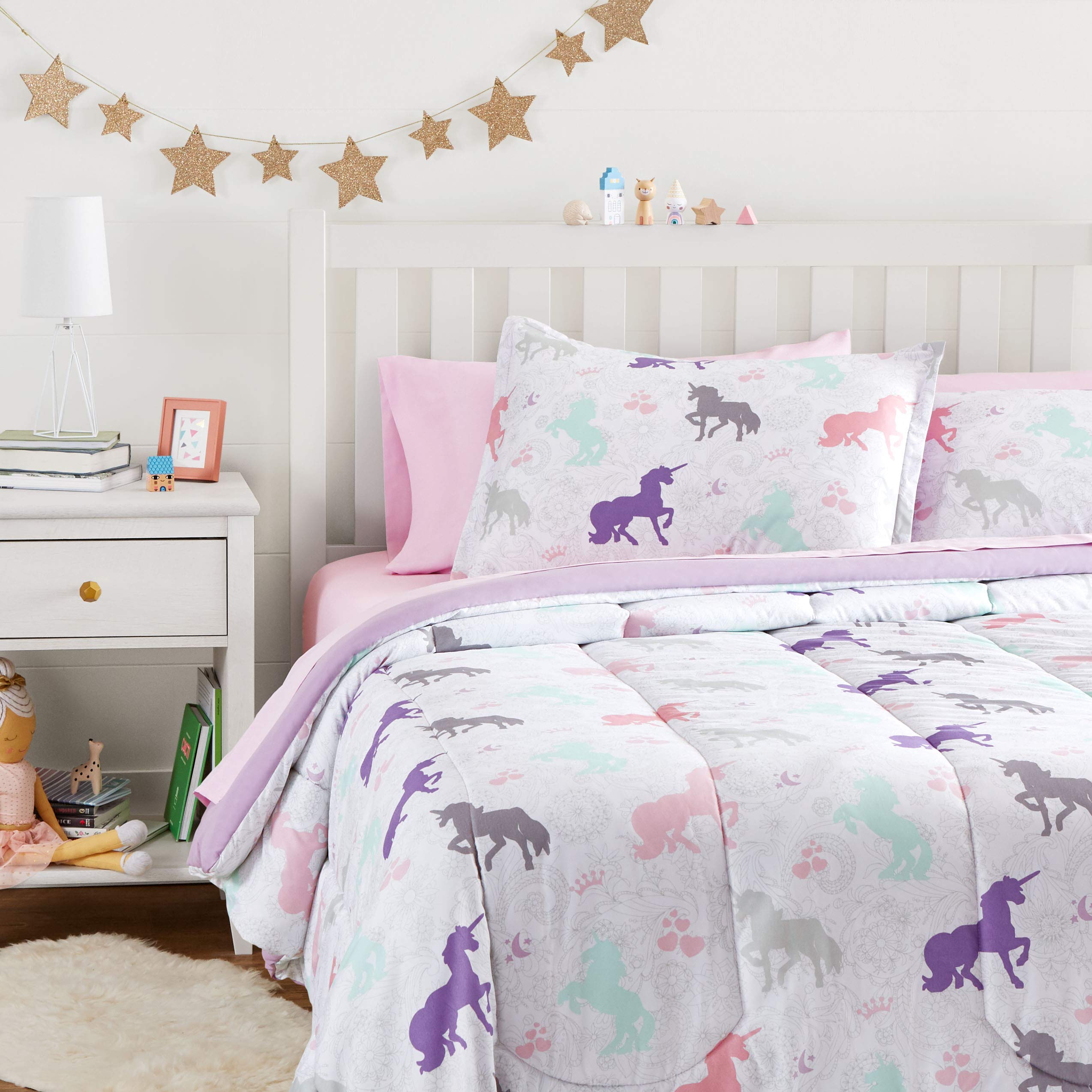 Book Cover Amazon Basics Easy Care Super Soft Microfiber Kid's Bed-in-a-Bag Bedding Set - Twin, Purple Unicorns