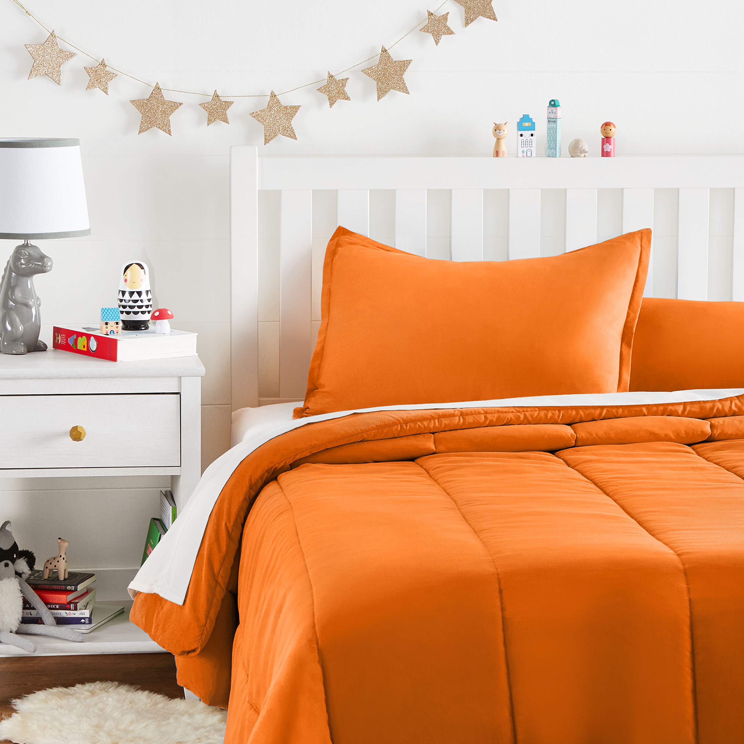Book Cover Amazon Basics Easy-Wash Microfiber 3 Piece Kid's Comforter and Pillow Sham Set, Full/Queen, Bright Orange, Solid Bright Orange Full/Queen