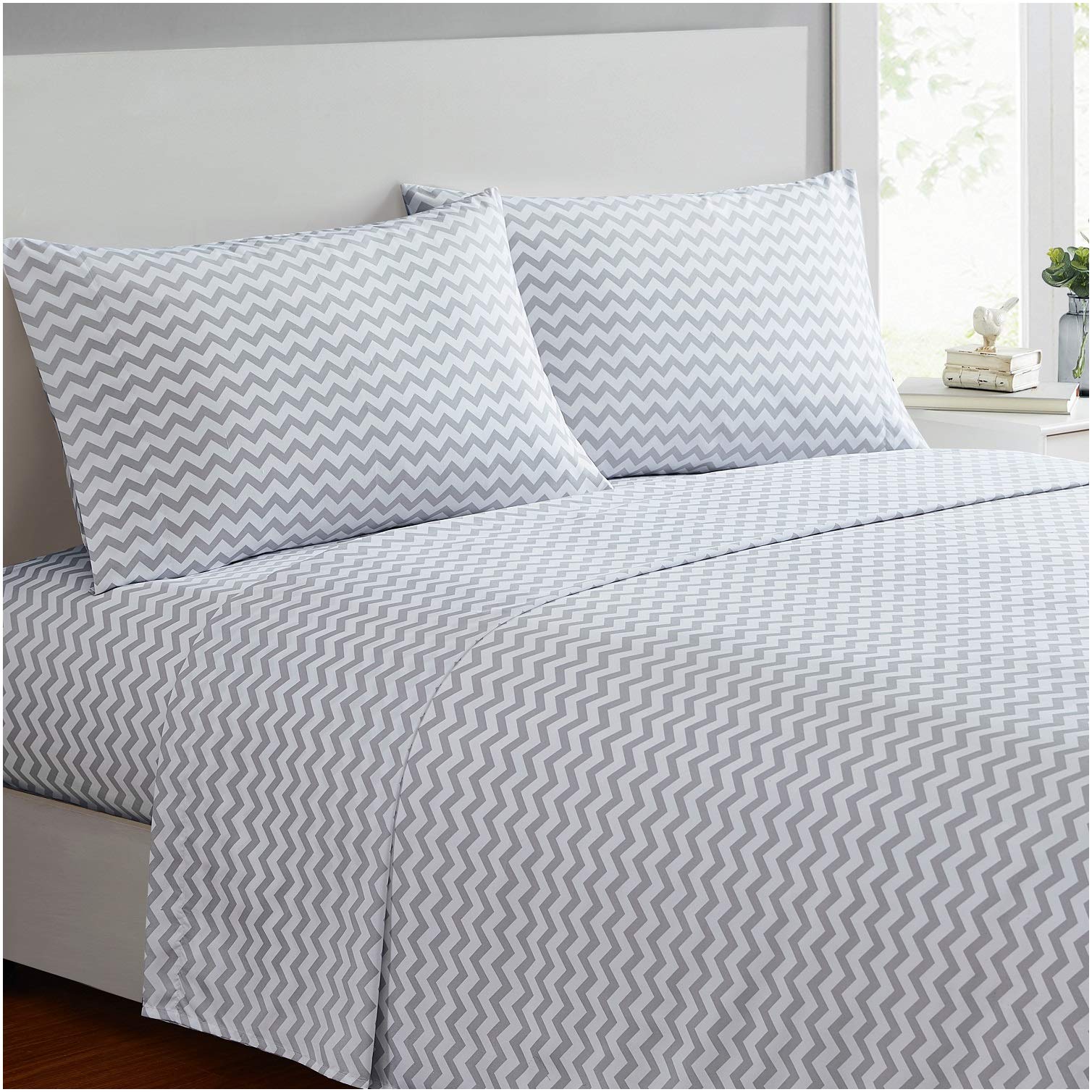 Mellanni Queen Sheet Set - 4 PC Iconic Collection Bedding Sheets & Pillowcases - Luxury, Extra Soft, Cooling Bed Sheets - Deep Pocket up to 16" - Wrinkle, Fade, Stain Resistant (Queen, Chevron Gray) Queen Chevron Gray