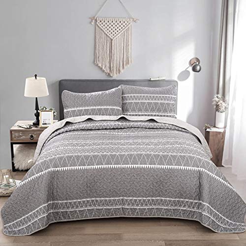Grey Quilt Set King Gray Striped Triangle Pattern Printed Bedding Bedspread, Soft Microfiber Bohemian Quilt Set Coverlet for All Season, 3 Pieces ( 1 Quilt + 2 Pillowcases) 90x104 inches